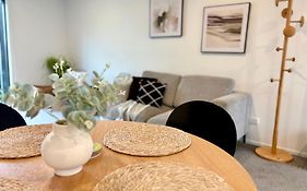 Cosy Townhouse Close To Wolfbook Arena One Km Away From Railway Station With Rare Onsite Ev Car Park